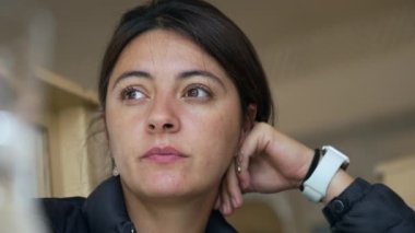 Hayatı düşünen düşünceli bir kadın. Düşünceli kadın yüzü düşüncelere dalmış. Düşünceli yetişkin.