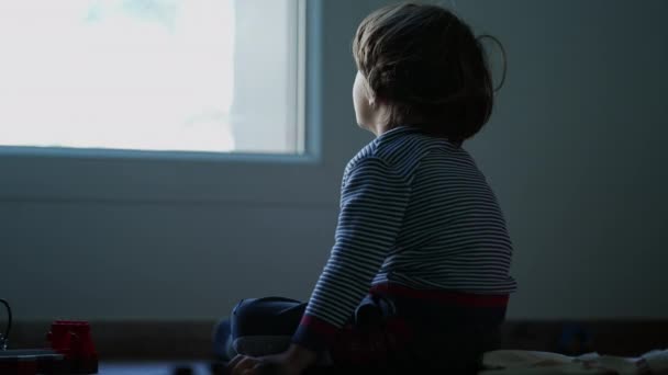 Jedno Przygnębione Dziecko Siedzące Podłodze Domu Wyglądające Przez Okno Smutny — Wideo stockowe