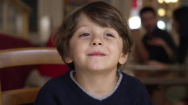 Mutlu bir gencin portresi. Gülümseyen bir erkek çocuğun yüzünü kapat. Sevimli ifade.
