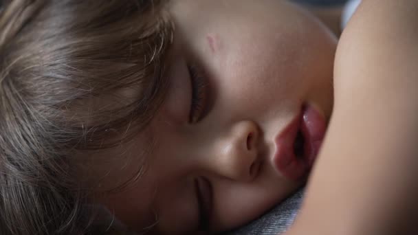 Ένα Μικρό Αγόρι Κοιμάται Μακροεντολή Από Κοντά Παιδί Κοιμάται Χαριτωμένο — Αρχείο Βίντεο