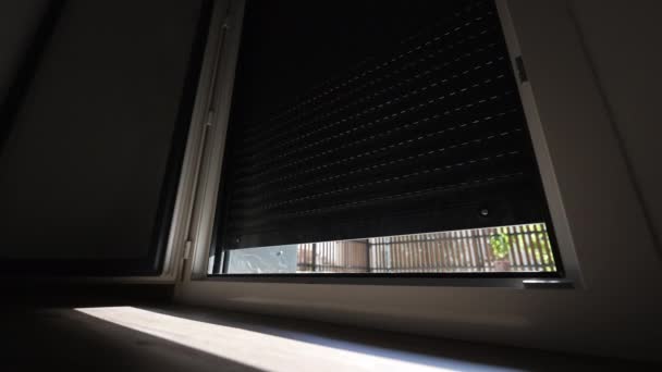 Elektrik Panjurlarını Açıyorum Düşük Açılı Akıllı Motorlu Pencere Sabah Uyanma — Stok video