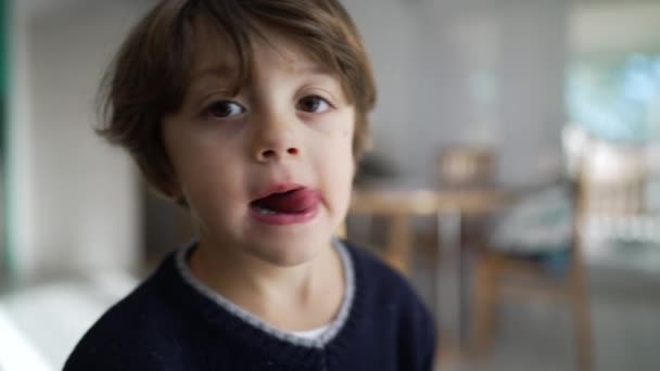 Porträt Eines Süßen Kleinen Jungen Der Die Zunge Herausstreckt Verspieltes — Stockvideo