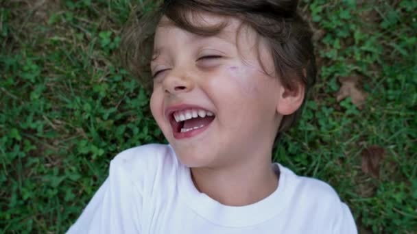 Портрет Щасливої Дитини Яка Сміється Посміхається Справжнє Життя Справжня Дитина — стокове відео