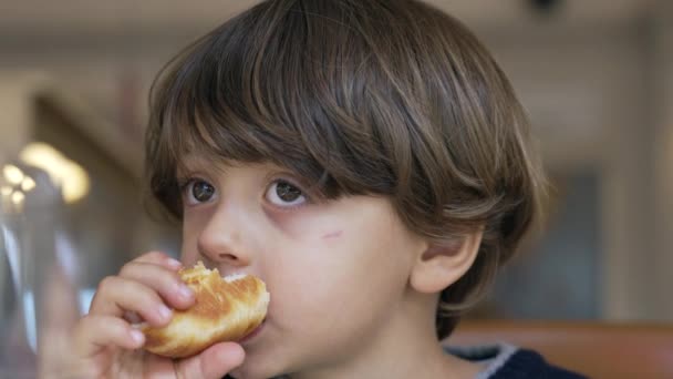 Ritratto Ragazzino Che Mangia Pane Croissant Bambino Pensieroso Mangia Cibo — Video Stock
