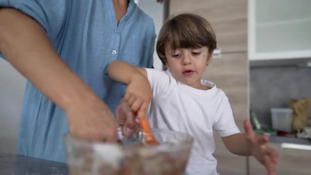 Kleiner Junge Hilft Mutter Beim Kochen Und Rührt Essen Mit — Stockvideo