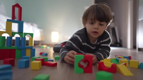 Menino Pequeno Brincando Com Blocos Brinquedo Chão Quarto Criança Deitada — Vídeo de Stock
