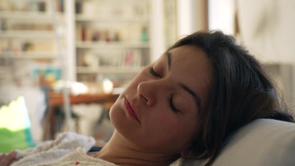 Bir Kadın Evdeki Kanepede Uzanıp Dinleniyor Kanepede Uyuyan Kişi Gözlerini — Stok video