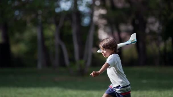 Молодий Хлопець Біжить Іграшкою Літака Парку Безтурботний Дитина Кидає Планер — стокове відео