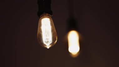 Tavan lambası kapanıyor. Elektrik kesintisini kapat