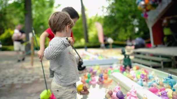 놀이공원에서 플라스틱 오리를 아이들 재미있는 축제에서 낚싯대를 — 비디오