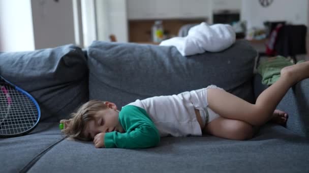 Madre Llevando Niño Dormido Cama Niño Pequeño Dormido Sofá Padres — Vídeos de Stock