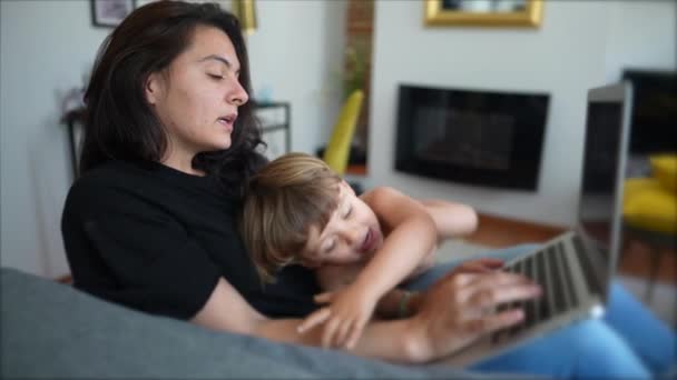 Mãe Tentando Trabalhar Multi Tarefa Com Bebê Criança Casa Sofá — Vídeo de Stock