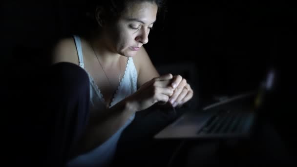 Жінка Працює Вночі Вдома Перед Ноутбуком Темряві Екран Комп Ютера — стокове відео