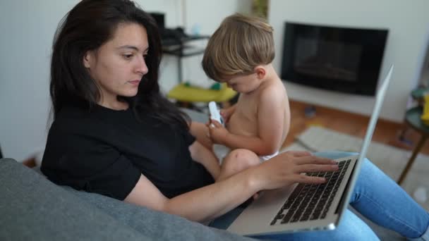 Parente Multi Tarefa Frente Computador Portátil Deitado Sofá Bebê Criança — Vídeo de Stock
