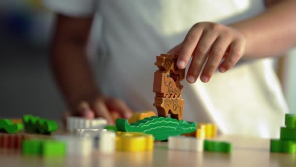 おもちゃで遊んでいる子供の手を閉じます 子供時代の創造的なゲーム — ストック動画