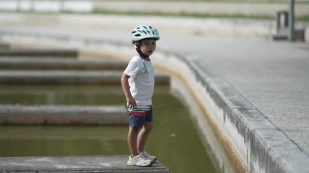 Zabawny Moment Słodkiego Zdenerwowanego Chłopca Który Utknął Platformie Jeziora Nie — Wideo stockowe
