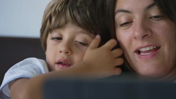 Anak Bahagia Dan Ibu Melihat Layar Tablet Bersama Sama Tutup — Stok Video