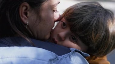 Yorgun küçük çocuk öğleden sonra uykusundan sersemlemiş olarak uyanır. Çocuk uykudan uyanır. Kafa karışıklığında yakın çekim erkek yüzü