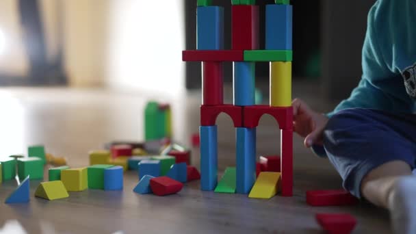 Çocuk Kazara Bina Blokları Kulesini Yok Etmiş Çocuk Renkli Oyuncak — Stok video