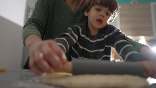 Mały Chłopiec Piecze Jedzenie Razem Matką Przy Kuchennym Stole Rozwój — Wideo stockowe