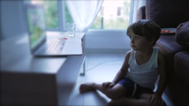 Mały Chłopiec Siedzący Domu Podłodze Oglądający Kreskówki Laptopie Dzieciak Gapi — Wideo stockowe