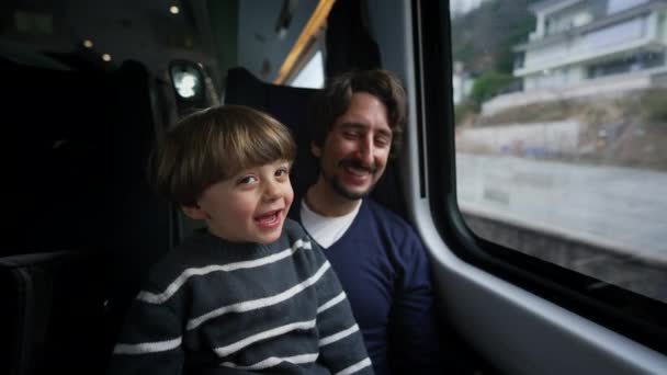 아버지와 아들은 웃으며 기차를 — 비디오