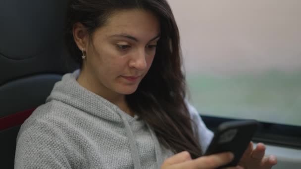 Γυναίκα Μήνυμα Sms Επιβάτη Στη Συσκευή Smartphone Πρόσωπο Που Ταξιδεύει — Αρχείο Βίντεο