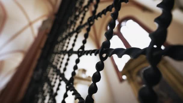 教堂基督教大教堂内的铁网图案 具有分部安全门的宗教建筑内部 — 图库视频影像