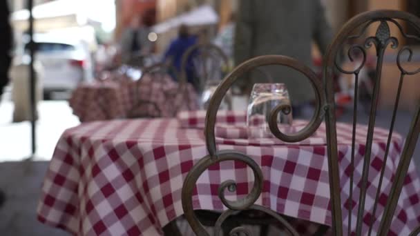 Пустой Итальянский Ресторанный Стол Европейской Улице Салфеткой Стаканами Туристы Ходят — стоковое видео