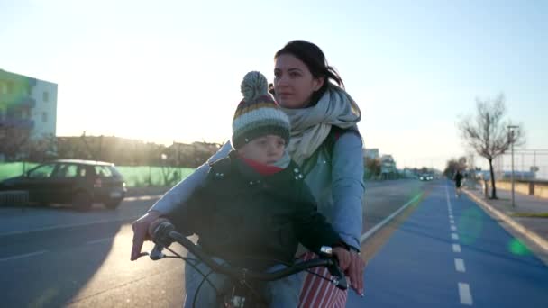 Madre Hijo Andando Bicicleta Carril Bici Afuera Niño Pequeño Asiento — Vídeo de stock