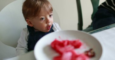 Bir yaşında, karpuz meyvesi yiyen bir bebek.