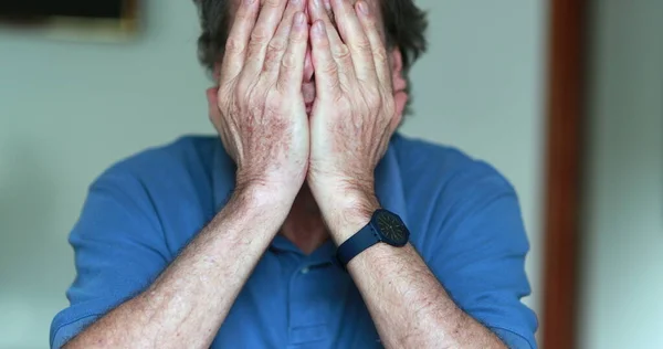 Літній Чоловік Покриває Обличчя Руками Стресовий Втомлений Старший Чоловік Роках — стокове фото