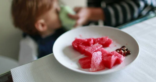 1歳の赤ん坊はスイカの果物を断片的に食べる — ストック写真