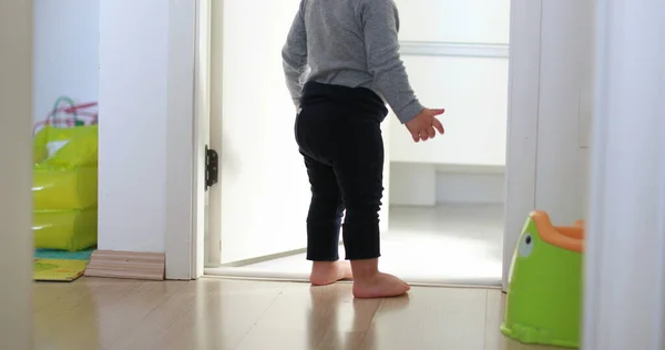 Однорічний Малюк Стоїть Спостерігаючи Дитина Стоїть Біля Дверей Ванної Кімнати — стокове фото