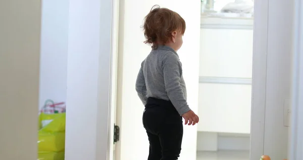 Однорічний Малюк Стоїть Спостерігаючи Дитина Стоїть Біля Дверей Ванної Кімнати — стокове фото