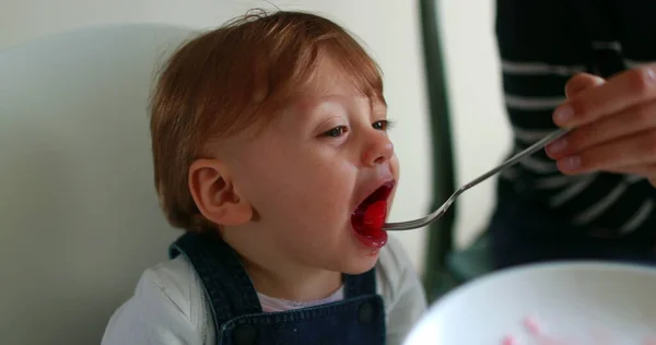 幼児男の子はスイカデザートを食べながら手を拍手 — ストック写真