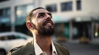 Sokakta duran genç bir Arap, gökyüzüne bakarken düşüncelere dalmış. İfadesi umut ve tefekkürden ibaret. Geleceği hakkında olumlu bir bakış açısıyla düşündüğünü gösteriyor.