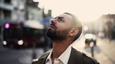 Genç bir Arap adam şehir caddesinde duruyor ve meditasyon yaparken gökyüzüne bakıyor. Çekim, zanlının yüzüne yakın plan çekilerek ruhsal deneyimini ve arka plandaki kentsel çevreyi yakalıyor.. 