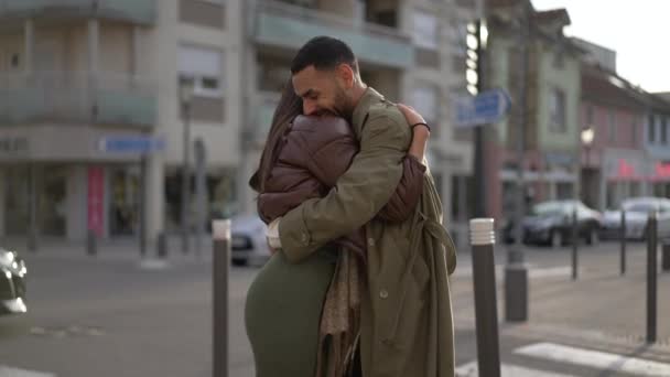 Két Boldog Ember Ölelgeti Egymást Város Utcáin Egy Örömteli Párölelést — Stock videók