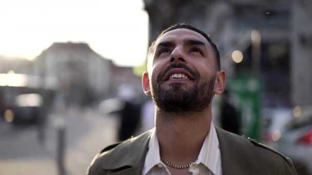 Ένας Στοχαστικός Και Αισιόδοξος Νεαρός Άνδρας Από Μέση Ανατολή Στέκεται — Αρχείο Βίντεο
