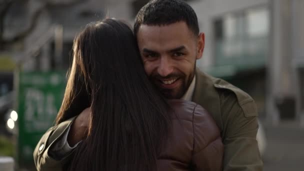 보살핌 거리에서 남녀가 서로를 영접하다 — 비디오