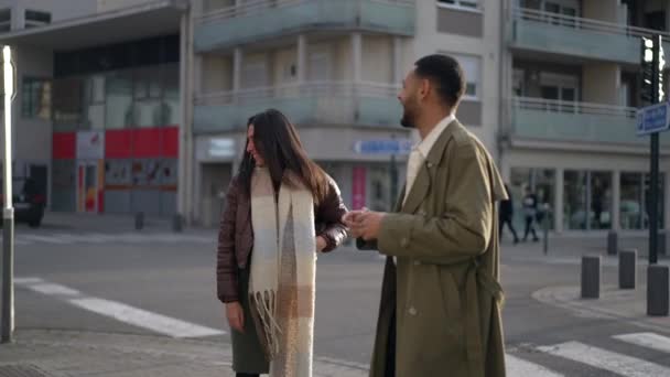 2つの幸せな男性と女性の中東の友人の街の角で笑って笑顔にぶら下がっ 人々の間の候補と本物の瞬間 — ストック動画
