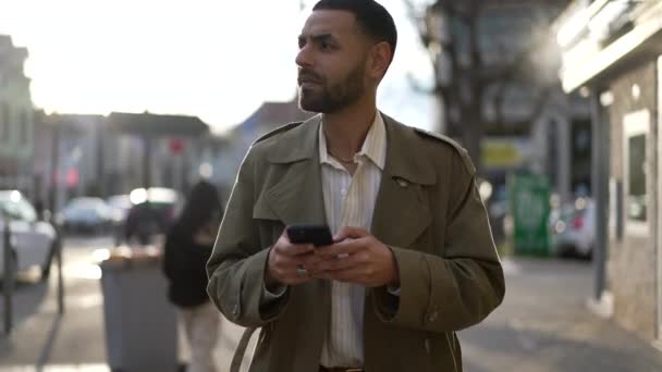 Bir Arap Genç Adam Şehir Caddesinde Yürürken Elinde Cep Telefonu — Stok video