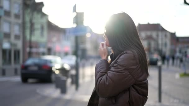 Ένα Μελαχρινό Κορίτσι Στέκεται Στο Δρόμο Της Πόλης Και Περιμένει — Αρχείο Βίντεο