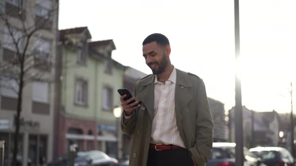 Ένας Ευτυχισμένος Άνθρωπος Από Μέση Ανατολή Που Χρησιμοποιεί Τηλέφωνο Ενώ — Αρχείο Βίντεο
