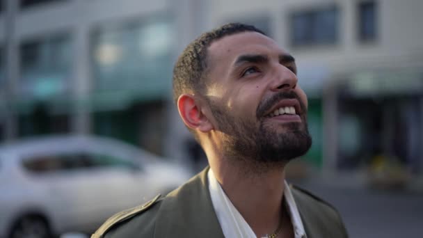 Jeune Marocain Origine Arabe Moyen Orient Debout Dans Une Rue — Video