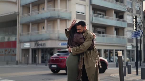 Dois Amigos Abraçando Rua Cidade Candid Masculino Feminino Pessoas Abraçar — Vídeo de Stock