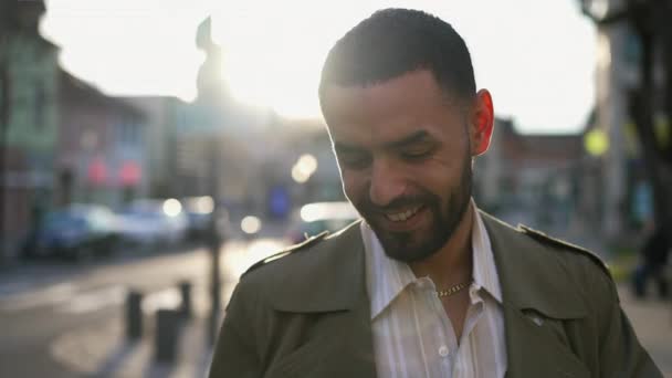 Ένας Χαρούμενος Όμορφος Μαροκινός Νεαρός Άνδρας Χαμογελώντας Στέκεται Στο Δρόμο — Αρχείο Βίντεο