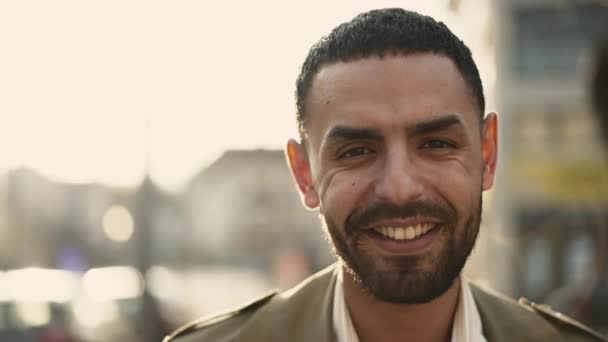 Portrait Homme Marocain Heureux Gros Plan Sourire Caméra Extérieur Ville — Video