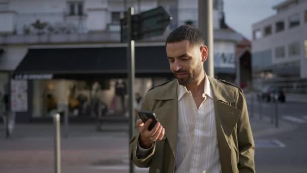 Sokağın Ortasında Telefonu Kontrol Eden Faslı Genç Bir Adam Ortadoğulu — Stok video